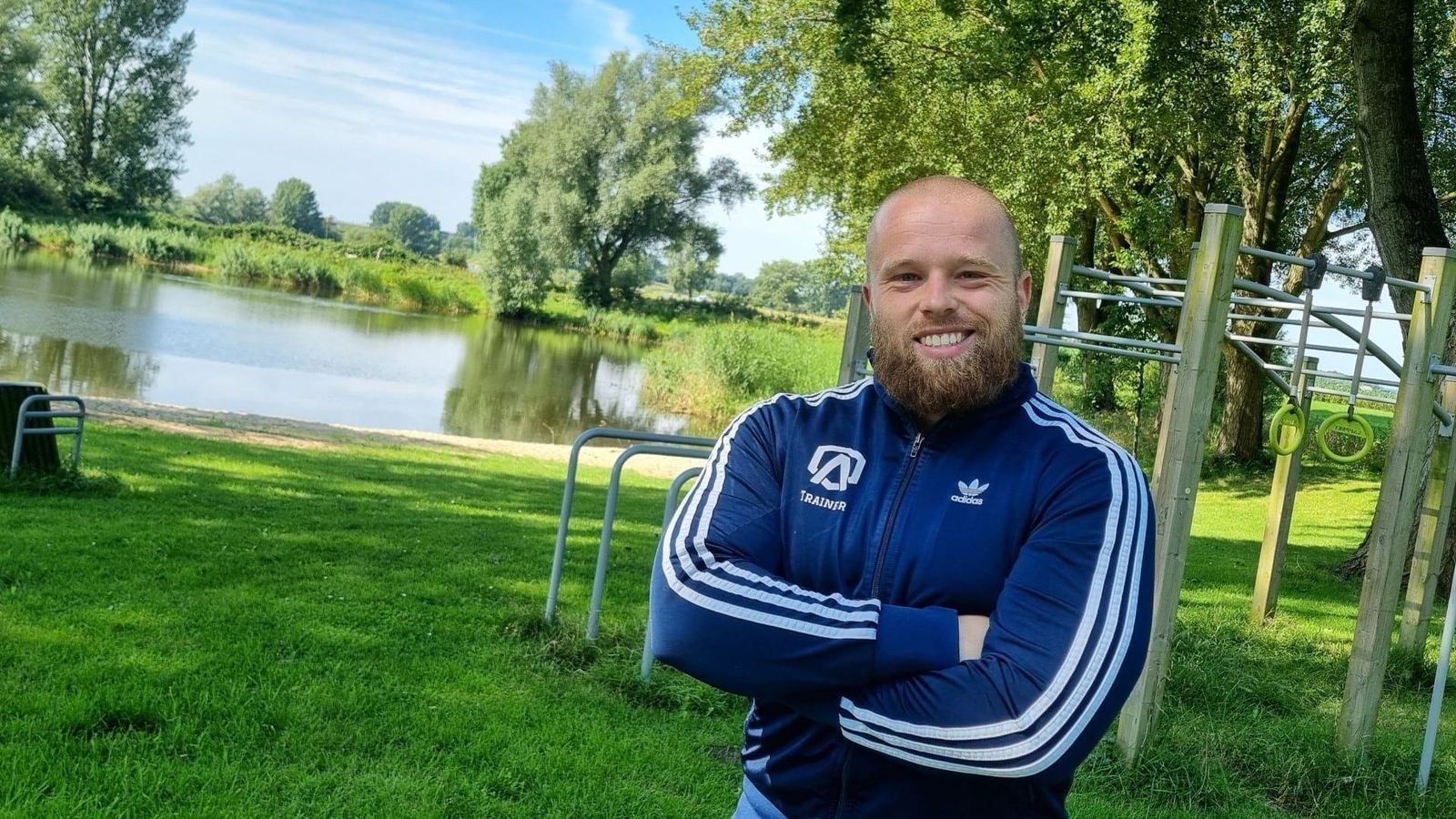 Bruce Korthout van Atlas Training geeft personal training in een privégym in Hedel